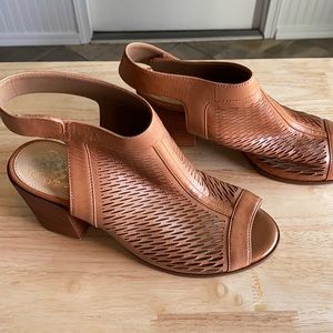 Vince Camuto Lavette Perforated Peep Toe Sandal Block Heel Size 8
